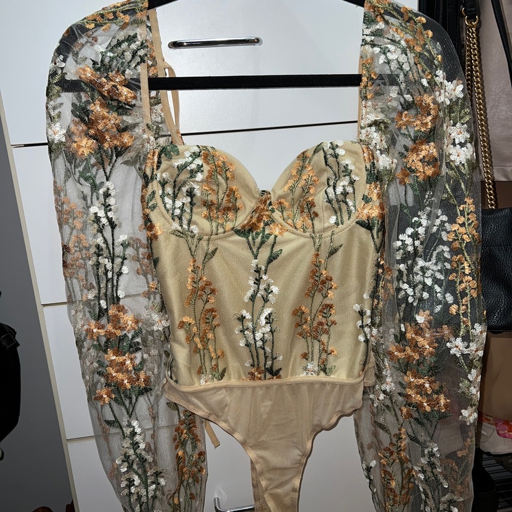Never worn lulus bodysuit (essence of elegance)